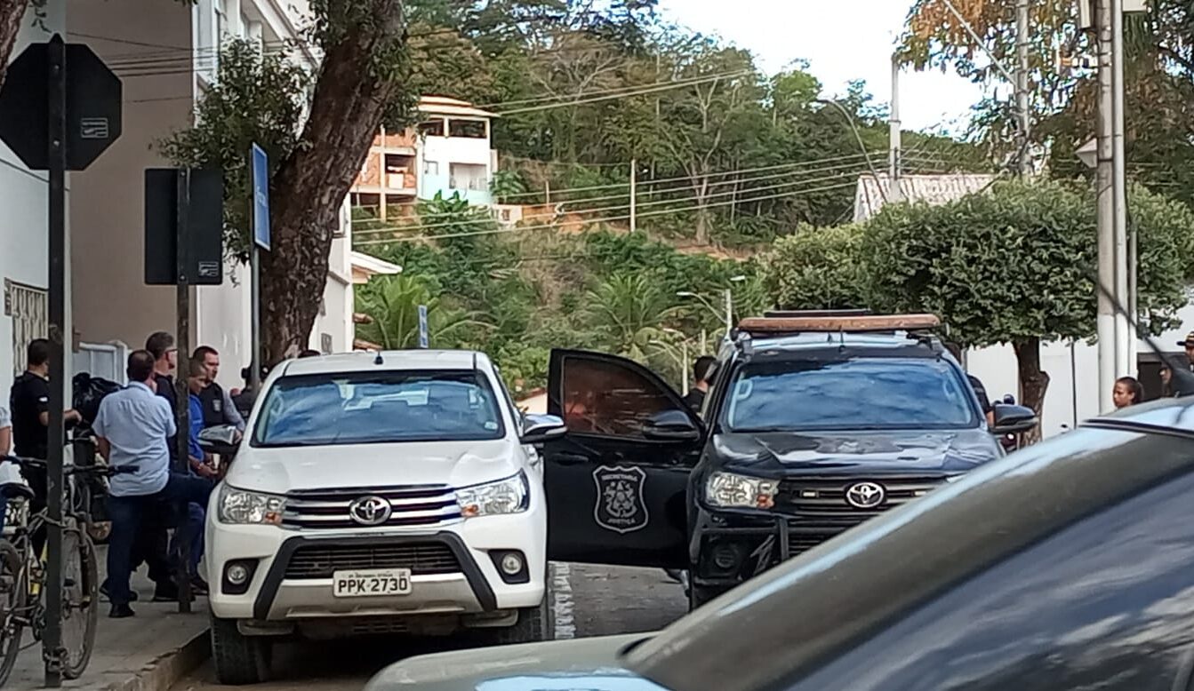 Imagem dos acusados deixando o Fórum de São Gabriel da Palha após o julgamento que durou cerca de 7 horas. (foto: Vinícius Faria)