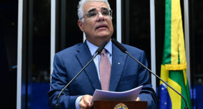 Girão questiona prisão preventiva de ex-assessor de Bolsonaro