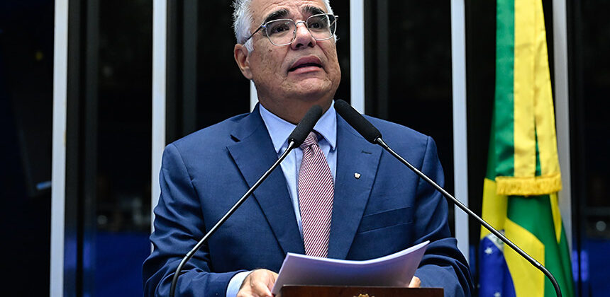 Girão questiona prisão preventiva de ex-assessor de Bolsonaro