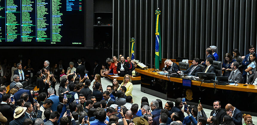 Promulgada lei que possibilita redução de penas pelo 8 de janeiro
