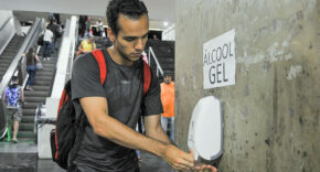Projeto torna obrigatória oferta de álcool em gel em locais públicos