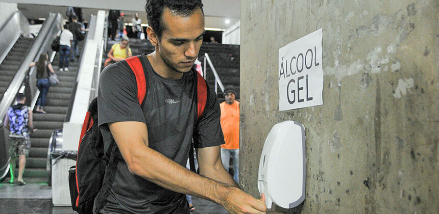Projeto torna obrigatória oferta de álcool em gel em locais públicos