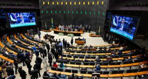 Três senadores concorrem ao cargo de deputado; quatro buscam a suplência