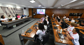Mulheres com implante contraceptivo banido pedem política de assistência