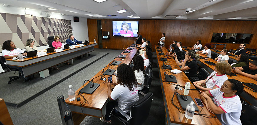Mulheres com implante contraceptivo banido pedem política de assistência