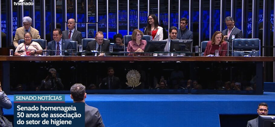 Vídeo: Senado homenageia trabalhadores da área de limpeza